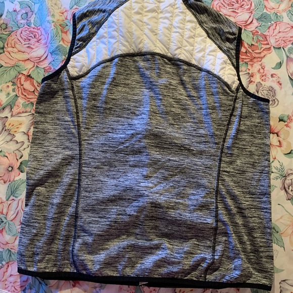 Eddie Bauer Women's Quilted Vest in White and Gray - Picture 6 of 7